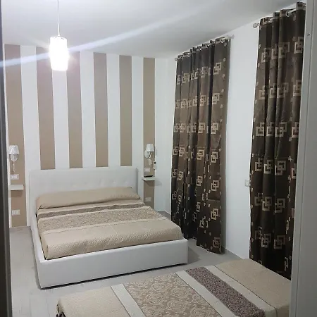 Brune Blonde Oda ve Kahvaltı Messina
